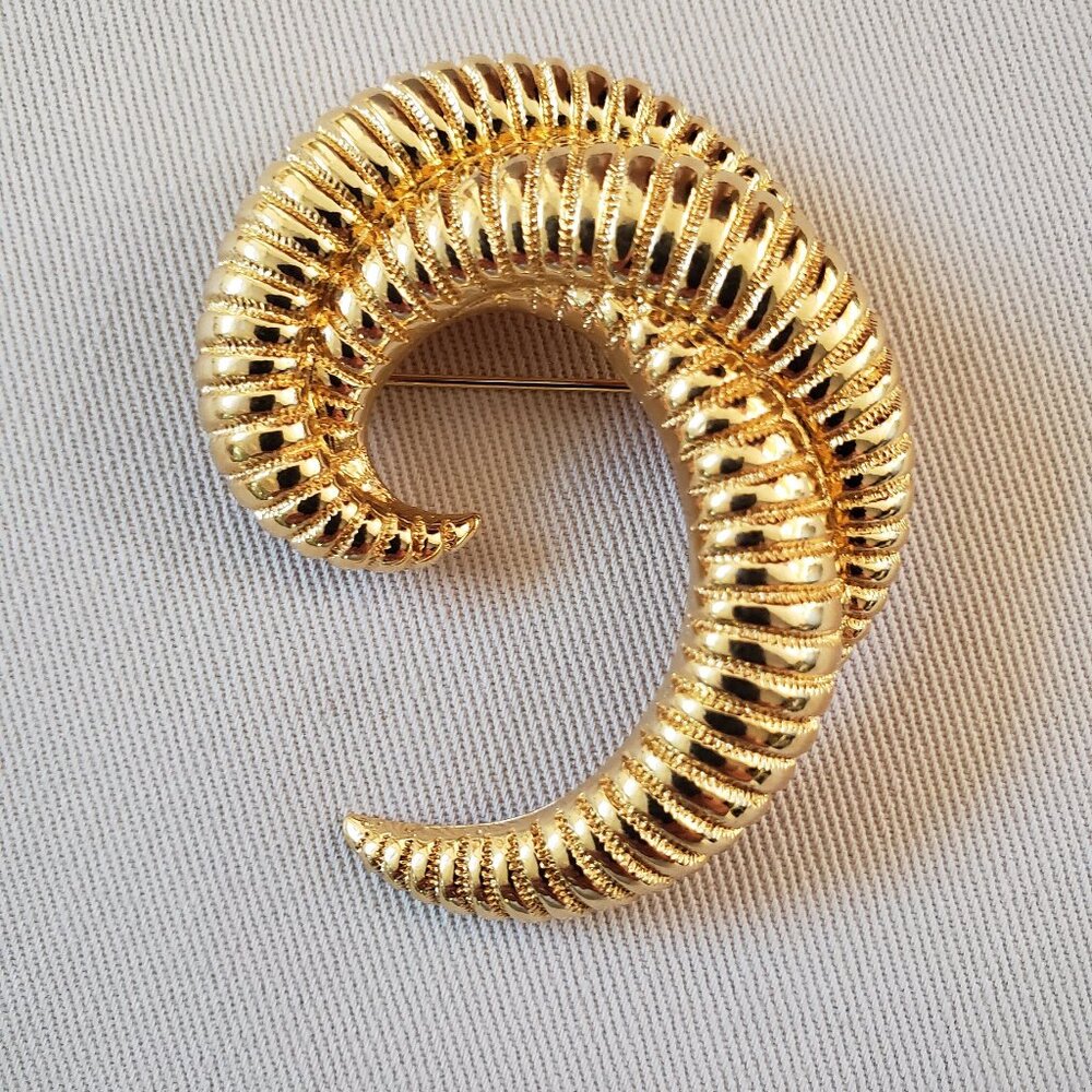 Vintage Monet Modernist Overlay Swirl Gold Tone Brooch